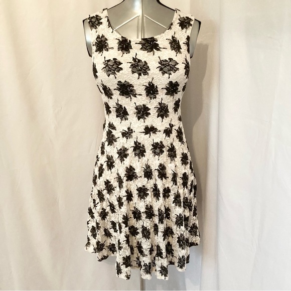 Suzy Shier Lacy Floral Sleeveless Dress M - Picture 1 of 7